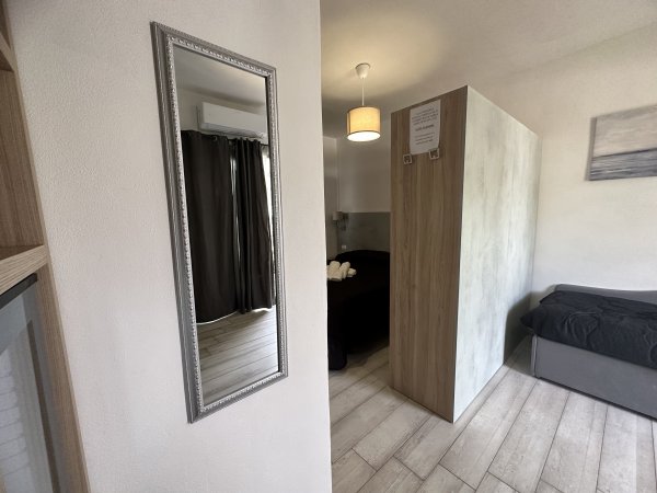 Specchio a muro e angolo di una camera da letto.