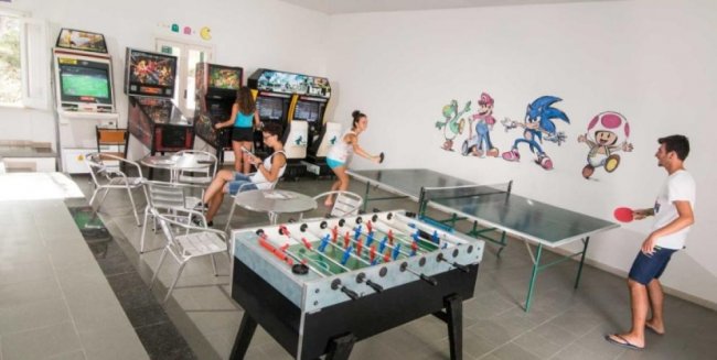 Sala giochi con calcetto e ping pong.
