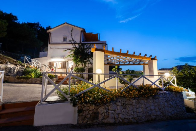 Casa bianca illuminata di sera.