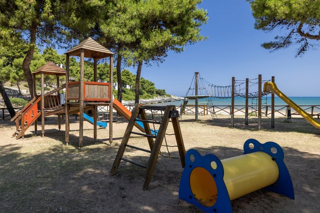 Parco giochi vicino al mare.