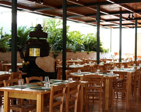 Un ristorante all'aperto con tavoli apparecchiati.