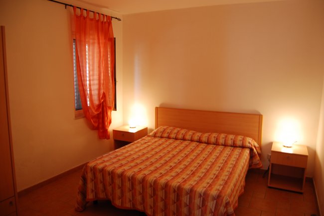 Camera da letto con tende arancioni.