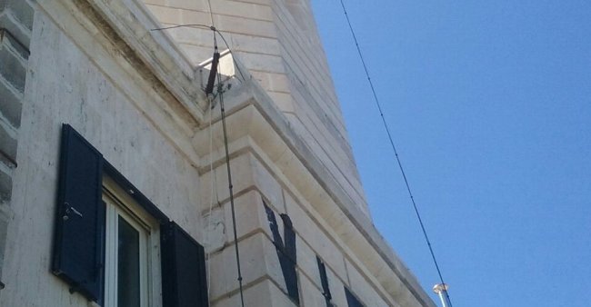 Angolo di un edificio con cielo blu.