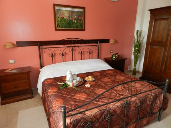 Letto matrimoniale con copriletto marrone.
