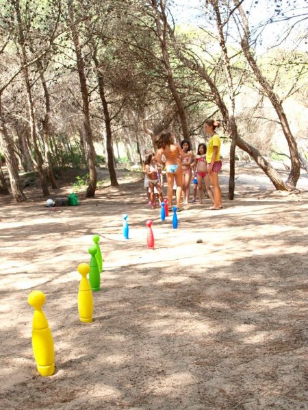 Bambini che giocano a bowling all'aperto.