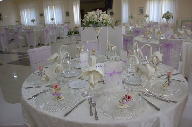 Tavolo elegantemente apparecchiato per un ricevimento.