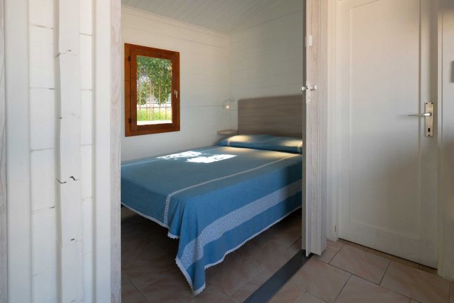 Stanza con letto matrimoniale e finestra.