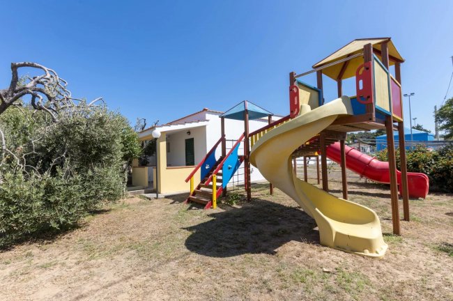Scivolo giallo in un parco giochi.