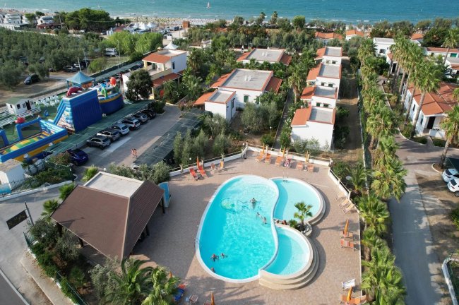 Piscina a forma di cuore in villaggio vacanze.