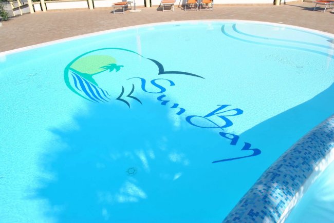Piscina con logo 