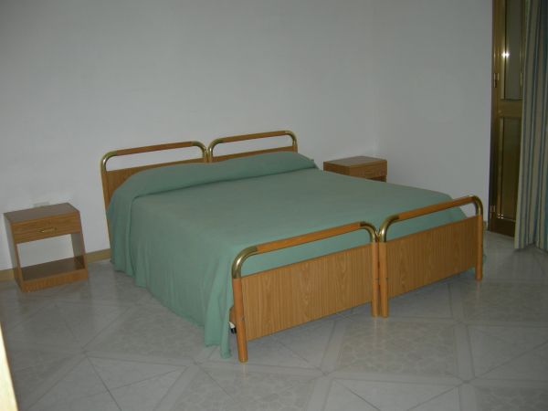 Una camera da letto con letto matrimoniale e comodini.