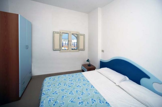 Camera da letto con letto matrimoniale e armadio.