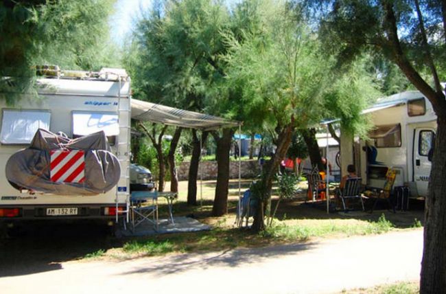 Due camper parcheggiati con tende da sole.